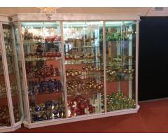 Vitrina em alumínio lacado a branco, com detalhes em madeira