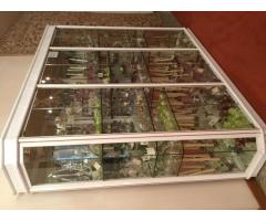 Vitrina em alumínio lacado a branco, com detalhes em madeira